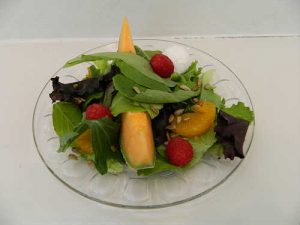 fresh salad_with fresh fruit